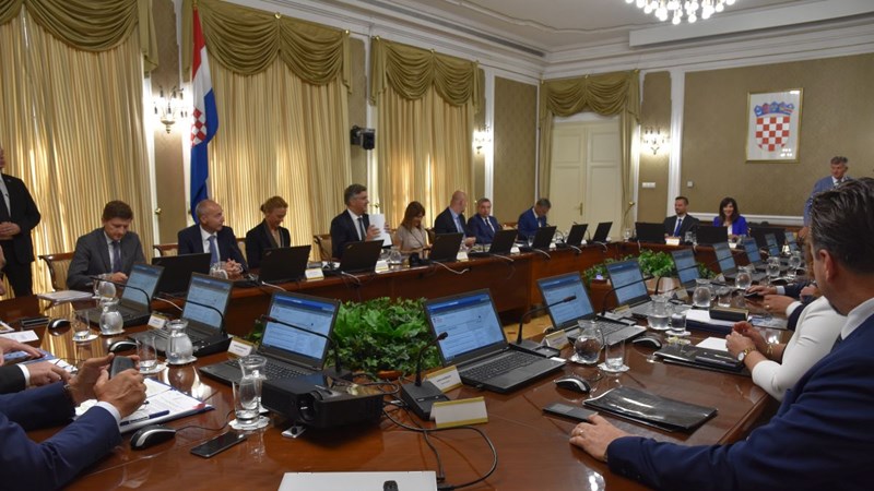 Vlada dodatno rasterećuje roditelje povećanjem sredstava za sufinanciranje troškova javnog prijevoza srednjoškolcima 
